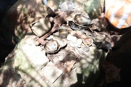 Các di vật như mũ cối, dép cao su, nút áo, mảnh vải... được phát hiện cùng các hài cốt, góp phần phục vụ công tác xác minh danh tính liệt sĩ.