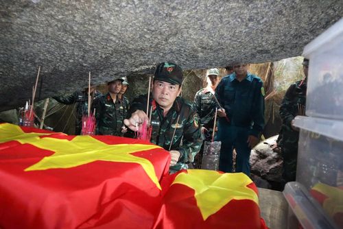 Lãnh đạo Bộ CHQS TP Đà Nẵng cùng lực lượng làm nhiệm vụ dâng hương, tưởng niệm các Anh hùng liệt sĩ tại khu vực hang Đá Sập.
