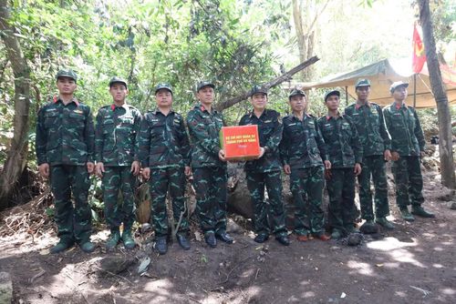 Lãnh đạo Bộ CHQS TP Đà Nẵng ghi nhận, biểu dương những nỗ lực không quản hiểm nguy của lực lượng tìm kiếm, quy tập hài cốt liệt sĩ tại Hang Đá Sập.