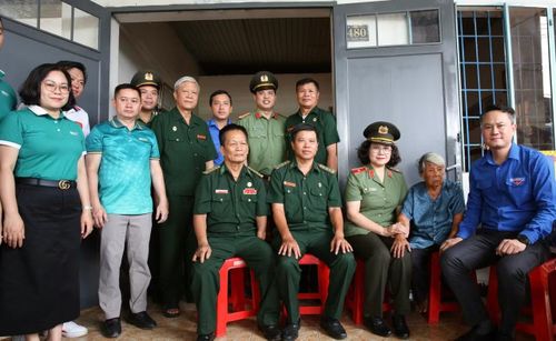 Đoàn công tác thăm, tặng quà Mẹ Việt Nam anh hùng Phan Thị Hợi.
