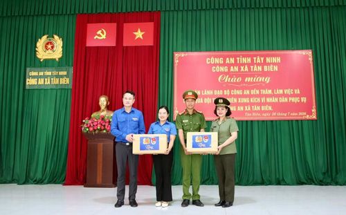 Đoàn công tác thăm hỏi, động viên, tặng quà Đội Thanh niên xung kích vì nhân dân phục vụ Công an xã Tân Biên.