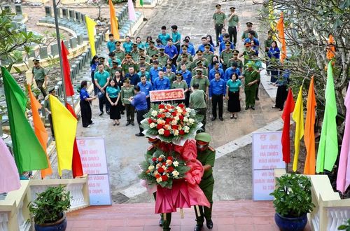 Đoàn công tác phát huy truyền thống tốt đẹp "uống nước nhớ nguồn", tổ chức dâng hoa, dâng hương tại Nghĩa trang Liệt sĩ đồi 82, Khu di tích Ban An ninh Trung ương cục miền Nam nhân 79 năm Ngày Thương binh Liệt sĩ.