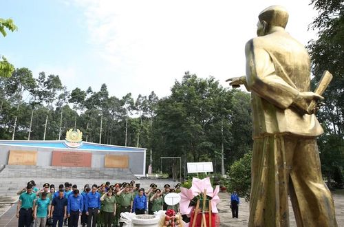 Viếng tượng đài đồng chí Phạm Hùng.