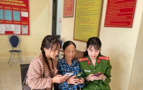 Công an phường Linh Sơn ứng dụng chuyển đổi số, lấy người dân làm trung tâm phục vụ trên môi trường điện tử.