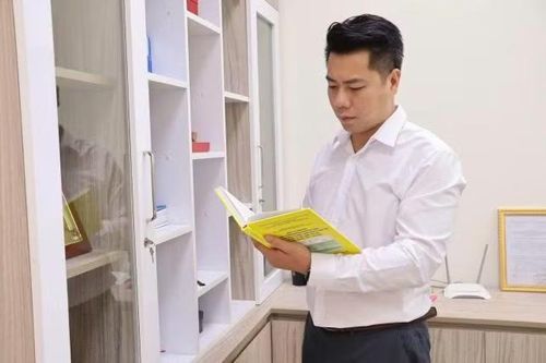 TS Trần Trung Thành, Giám đốc Trung tâm Giám định ADN nghiên cứu tài liệu trong công tác giám định.