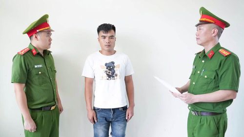 Công an tỉnh Phú Thọ lấy lời khai, đọc lệnh tạm giữ hình sự đối tượng Bùi Văn Bảo.