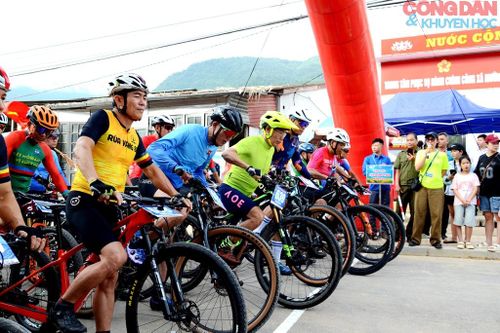 Đội hình vận động viên nam cao tuổi chuẩn bị xuất phát. Ảnh: Quốc Hồng