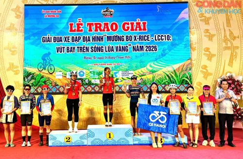 Trao giải Nhất, Nhì, Ba nữ trẻ. Ảnh: Quốc Hồng