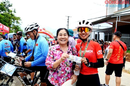 Một khán giả từ tỉnh Phú Thọ lên xem giải đua xe Mường Bo đã cảm kích trao tặng phần thưởng của cá nhân mình cho vận động viên nữ của Hà Nội về đích đầu tiên ở nội dung nữ trẻ. Ảnh: Quốc Hồng