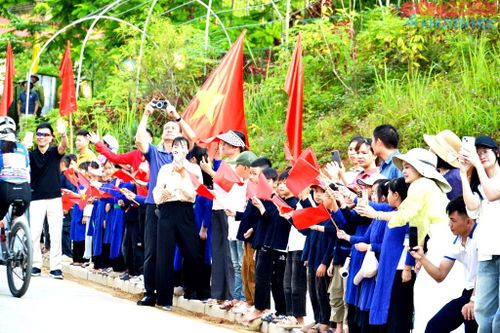 Học sinh Mường Bo vẫy cờ giấy cổ vũ các vận động viên tranh tài, làm giải đấu thêm sôi động, hứng khởi. Ảnh: Quốc Hồng