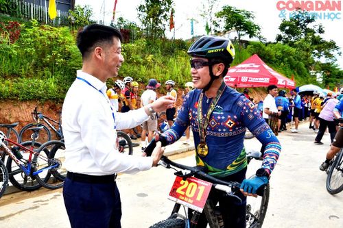 Lãnh đạo UBND xã Mường Bo xuống tận đường đua trao kỷ niệm chương cho vận động viên về đích. Ảnh: Quốc Hồng