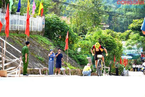 Cố gắng lên, sắp về đích rồi. Ảnh: Quốc Hồng