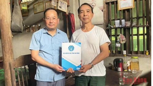 Lãnh đạo BHXH cơ sở Hà Quảng trao quyết định về hưu trí cho ông Sầm Biên Giới, xóm Ngọc Sỹ, xã Thông Nông.