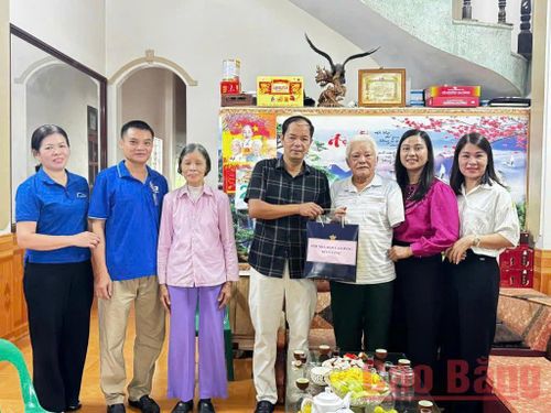  Hội nhà báo Cao Bằng tặng quà tri ân Thương binh Hoàng Đức Vạn nhân kỷ niệm 79 năm Ngày Thương binh - Liệt sĩ (27/7/1947 - 27/7/2026).