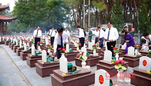 Đoàn đại biểu tỉnh thắp hương tri ân các phần mộ liệt sĩ tại Khu mộ Liệt sĩ tỉnh Cao Bằng, Nghĩa trang Liệt sĩ quốc gia Trường Sơn.