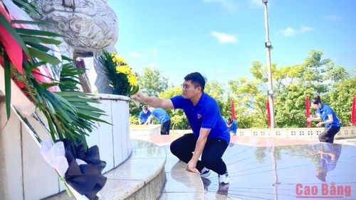 Đoàn viên thanh niên dọn dẹp vệ sinh khuôn viên đài tưởng niệm.