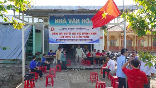 Đông đảo người dân ấp Tân Hòa đến làm thủ tục tại Điểm Giải quyết TTHC lưu động vào thứ Bảy.