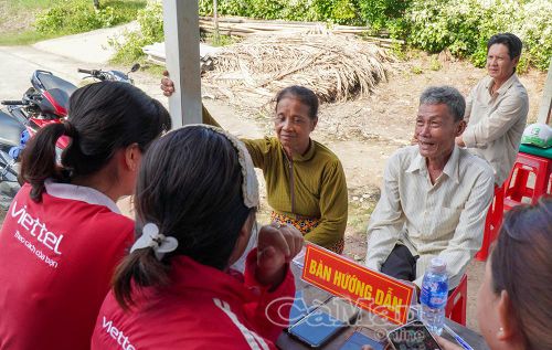 Người dân vùng sâu phấn khởi khi được giải quyết các thủ tục hành chính thiết yếu ngay tại địa bàn cơ sở.