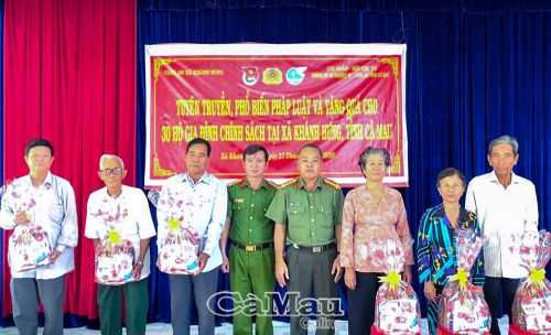 Phòng Hồ sơ nghiệp vụ Công an tỉnh Cà Mau trao 30 phần quà đến các gia đình chính sách trên địa bàn xã Khánh Hưng.