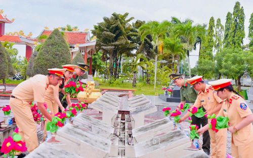  Cán bộ, chiến sĩ Công an tỉnh Cà Mau chỉnh trang khuôn viên, vệ sinh và thay mới hơn 18.800 đóa hoa sen tại các nghĩa trang liệt sĩ trên địa bàn tỉnh.