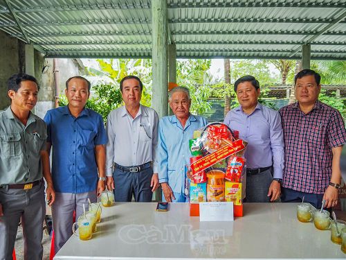 Đoàn đến thăm, tặng quà tri ân thương binh Lê Văn Hổ, ấp Hoàng Minh.