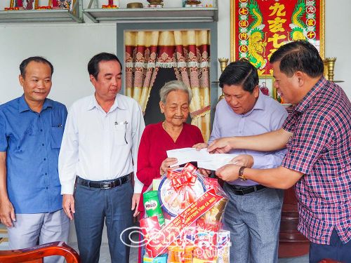  Phó Chủ tịch UBND tỉnh Lê Văn Sử (thứ hai từ phải sang) và lãnh đạo xã An Trạch tặng quà tri ân thương binh Huỳnh Thị Quới, ấp Hoàng Minh.