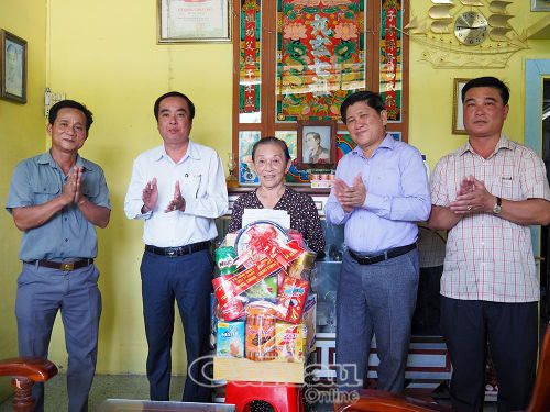  Đoàn đến thăm, tặng quà thương binh Ngô Thị Trinh, ấp Quyết Thắng.
