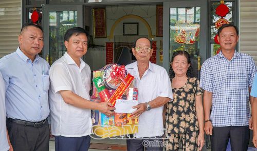 Đoàn đến thăm, trao quà tri ân ông Trương Văn Lòng, gia đình chính sách tiêu biểu tại ấp Điền Hải, xã Long Điền.