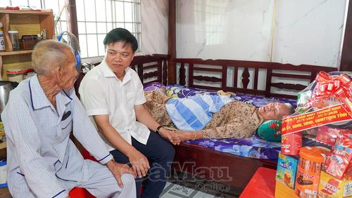  Đồng chí Tô Hoài Phương thăm hỏi gia đình về sức khỏe bà Trương Thị Hiếu, vợ liệt sĩ, ấp Bờ Cảng, xã Long Điền.
