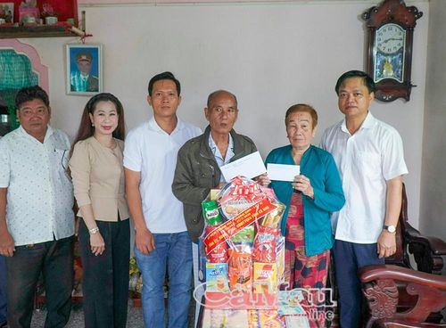 Giám đốc Sở Nông nghiệp và Môi trường Tô Hoài Phương (bìa phải) thăm hỏi, trao quà tri ân thương binh Lê Văn Giàu, ấp Thạnh 1, xã Long Điền.