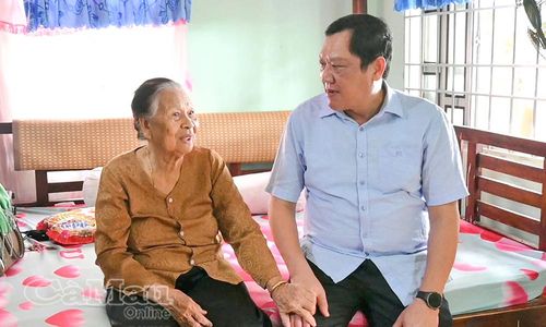  Đồng chí Lâm Văn Bi, Phó Chủ tịch Thường trực UBND tỉnh, ân cần thăm hỏi, trò chuyện cùng Mẹ VNAH Huỳnh Thị Khá.