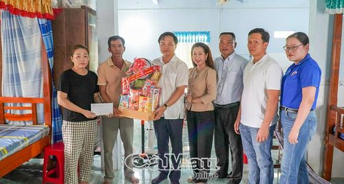  Đoàn đến thăm, trao quà tri ân cho đại diện gia đình bà Trịnh Thị Đèo, ấp Doanh Điền, xã Long Điền.