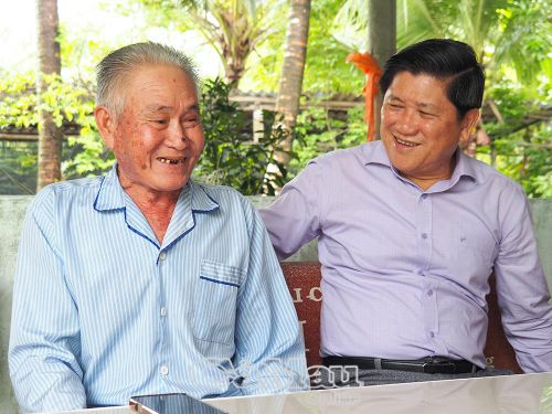 Phó Chủ tịch UBND tỉnh Lê Văn Sử ân cần thăm hỏi sức khỏe thương binh Lê Văn Hổ, ấp Hoàng Minh.