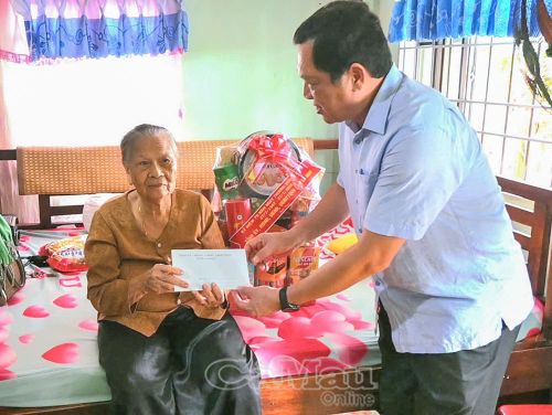  Đồng chí Lâm Văn Bi thay mặt lãnh đạo tỉnh trao tặng phần quà tri ân của Tỉnh ủy, HĐND, UBND, Ủy ban MTTQ Việt Nam tỉnh Cà Mau đến Mẹ VNAH Huỳnh Thị Khá.