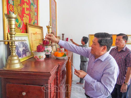  Đồng chí Lê Văn Sử, Phó Chủ tịch UBND tỉnh và lãnh đạo xã An Trạch thắp hương bàn thờ liệt sĩ, Mẹ VNAH tại gia đình bà Huỳnh Thị Quới.