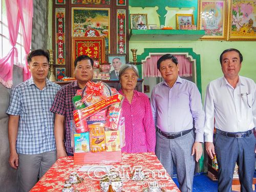  Phó Chủ tịch UBND tỉnh Lê Văn Sử cùng đoàn đến thăm, tặng quà tri ân thương binh Nguyễn Thị Hai, ấp Lung Lá.