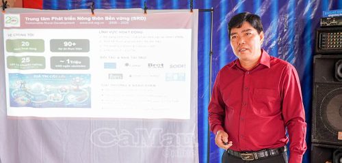 Ông Huỳnh Hoài Hận, chuyên viên Hội Liên hiệp Phụ nữ tỉnh Cà Mau, triển khai các nội dung về biểu hiện và tác động của biến đổi khí hậu.