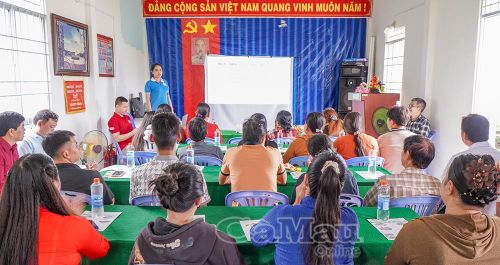 Đại biểu và người dân tham dự buổi truyền thông về bảo vệ môi trường tại ấp Mũi.