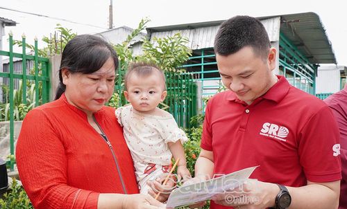 Ông Nguyễn Văn Ngọc Hiên, Phó Giám đốc Trung tâm Phát triển nông thôn bền vững, kiêm Quản lý Dự án VM077, truyền thông, hướng dẫn người dân xử lý rác thải tại hộ gia đình.