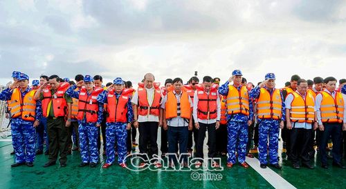 Cán bộ, chiến sĩ và đại biểu dành phút mặc niệm, thành kính tri ân các anh hùng liệt sĩ hy sinh và đồng bào tử nạn trên vùng biển Tây Nam.