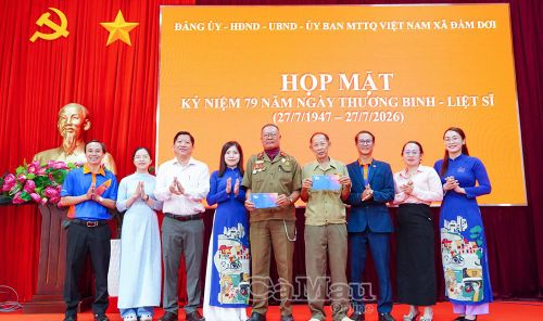 Đại diện VikkiBank trao quà tri ân các thương binh, người hoạt động kháng chiến bị nhiễm chất độc hóa học, tại chương trình họp mặt kỷ niệm 79 năm Ngày Thương binh - Liệt sĩ do xã Đầm Dơi tổ chức.