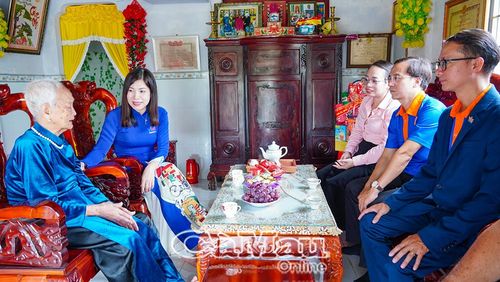 Đoàn cán bộ, nhân viên VikkiBank ân cần thăm hỏi sức khỏe, đời sống Mẹ Việt Nam Anh hùng Vưu Thị Mười.