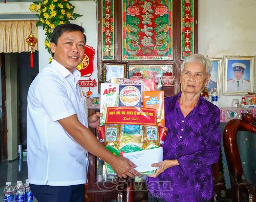Đồng chí Đoàn Việt Khoa, Bí thư Đảng ủy, Chủ tịch HĐND Xã Nguyễn Phích, trao quà của Đảng ủy, HĐND, UBND, Ủy ban MTTQ xã tặng bà Huỳnh Thị Anh, thân nhân liệt sĩ, Ấp 8, Xã Nguyễn Phích.