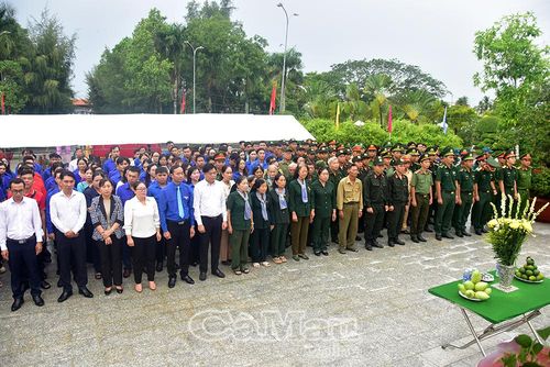 Các đồng chí lãnh đạo tỉnh, địa phương và các cựu chiến binh, cán bộ Đoàn, đoàn viên, thanh niên, cùng cán bộ, chiến sĩ lực lượng vũ trang tham dự Lễ viếng và thắp nến tri ân các Anh hùng liệt sĩ tại Nghĩa trang Liệt sĩ tỉnh (xã Hoà Bình).