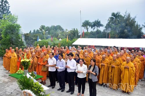 Các đồng chí lãnh đạo tỉnh và các vị chư tăng dâng hương tri ân các Anh hùng liệt sĩ.