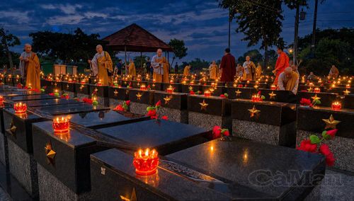 Chư tăng ni thắp hương phần mộ liệt sĩ.