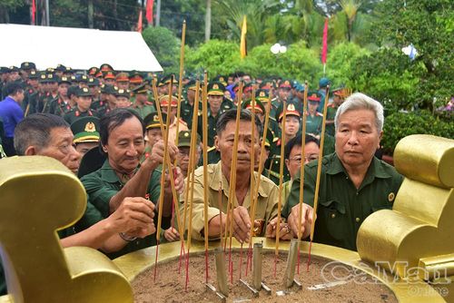 Các cựu chiến binh xã Hoà Bình dâng hương tưởng niệm các Anh hùng liệt sĩ.