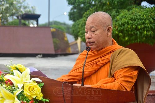 Hoà thượng Tăng Sa Vong, Phó Trưởng ban Thường trực GHPGVN tỉnh, tuyên đọc văn tưởng niệm các Anh hùng liệt sĩ.