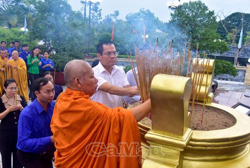 Phó Chủ tịch UBND tỉnh Ngô Vũ Thăng (bìa phải) và Hoà thượng Tăng Sa Vong, Phó Trưởng ban Thường trực GHPGVN tỉnh, dâng hương tưởng niệm các Anh hùng liệt sĩ trước Đài Tổ quốc ghi công.