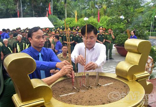 Đồng chí Phạm Minh Luyến, Phó Trưởng ban Tuyên giáo và Dân vận Tỉnh uỷ (bên phải) và đồng chí Phạm Tuấn Tài, Phó Chủ tịch Uỷ ban MTTQ Việt Nam tỉnh Cà Mau, Bí thư Tỉnh đoàn, dâng hương tưởng niệm trước Đài Tổ quốc ghi công.